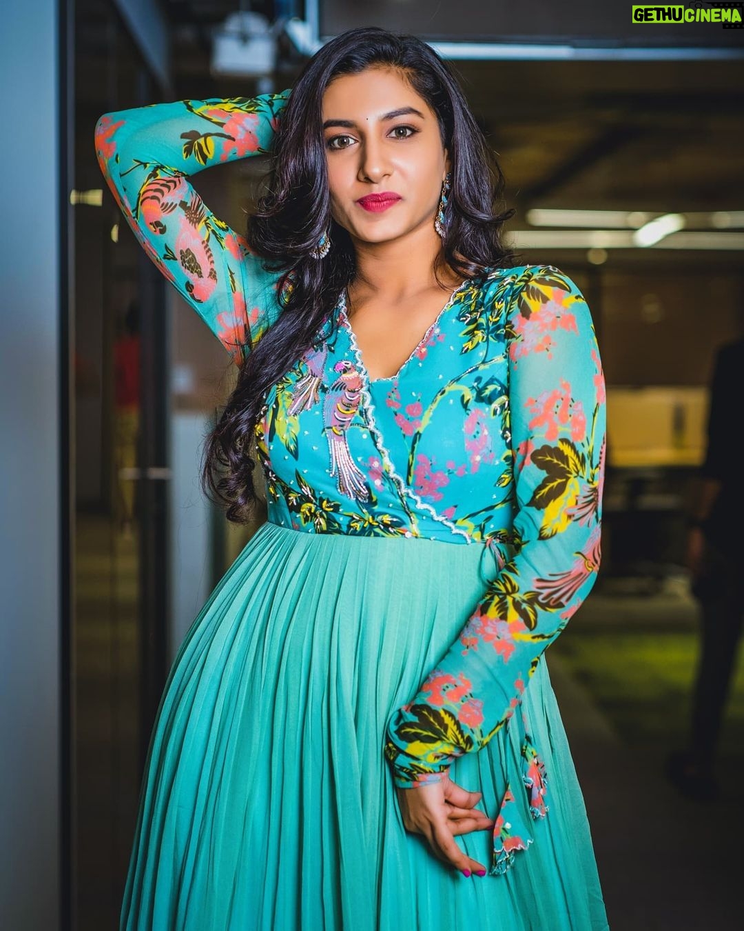 Vishnupriyaa bhimeneni Instagram - All I have is heart full of love ❤️❤️❤️❤️❤️ Styling : @greeshma_krishna.k Label : @nikitamtiwari 📸 :@whoisindrasena #thebaker&thebeautypromorions #annapurnastudios #aha #loveforlife#lovenhappinesstoall💜