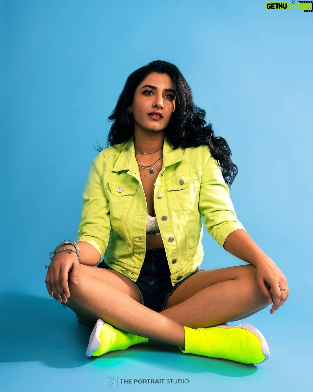 Vishnupriyaa bhimeneni Instagram - Be the light at the end of a dark tunnel ππ Styling :@greeshma_krishna.k Captured : @theportraitstudio_tps H&M :@makeupbysapnak #sundayyyyingggg #loveinworld #LIVEHAPPYHEALTHY #keepurmindpositive #belove