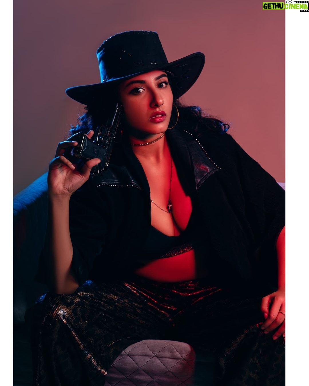 Vishnupriyaa bhimeneni Instagram - 123 Nenoka kantri 😎 naaku nene raani 👸mantiri vaayistha pagalu raatiri BY BIRTHE vundi timmiri 😍😝 Styling :@greeshma_krishna.k 📸 : @theportraitstudio_tps H&M : @makeupbysapnak #IAMTHEBOSSOFHOWIFEEL #ANDICHOOSETOFEELFULLOFLOVEANDBLISS #GIRLPOWER #welivethewaywewant #weekendalready😍 #Enjoyeverymoment