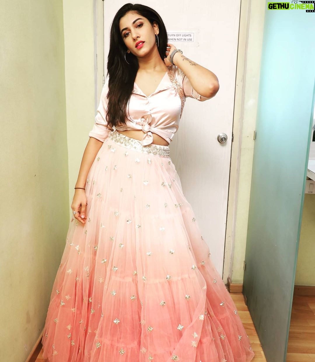 Vishnupriyaa bhimeneni Instagram - Creating my happy vibe ๐ธ Where ever Iam.... & what ever happens ๐๐ผ Label :@sv_designs_kgm @agasthyaarts @zeetelugu #Happyfriday #11number๐ #smallthingsbrightmeup#stayhappy#staypositive