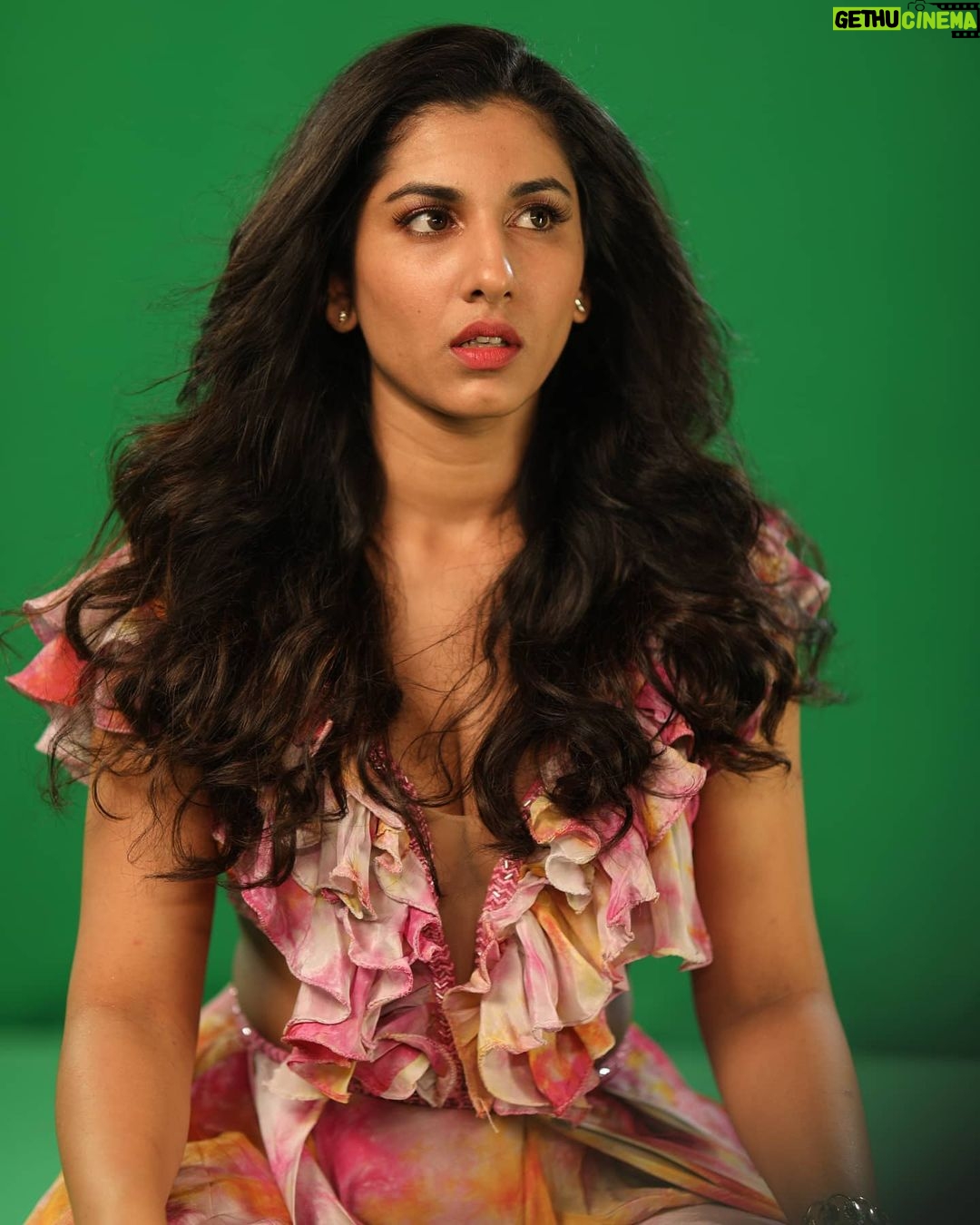 Vishnupriyaa bhimeneni Instagram - All my favs unedited... RAW Candis of a video song... Thats very close to my heart..... ❤️ Video is not out so atleast the photos are 😬😬🥰🥰🥰.... Styling : @greeshma_krishna.k Photo : @photographyarvin M & H : @makeup_by_lavanya