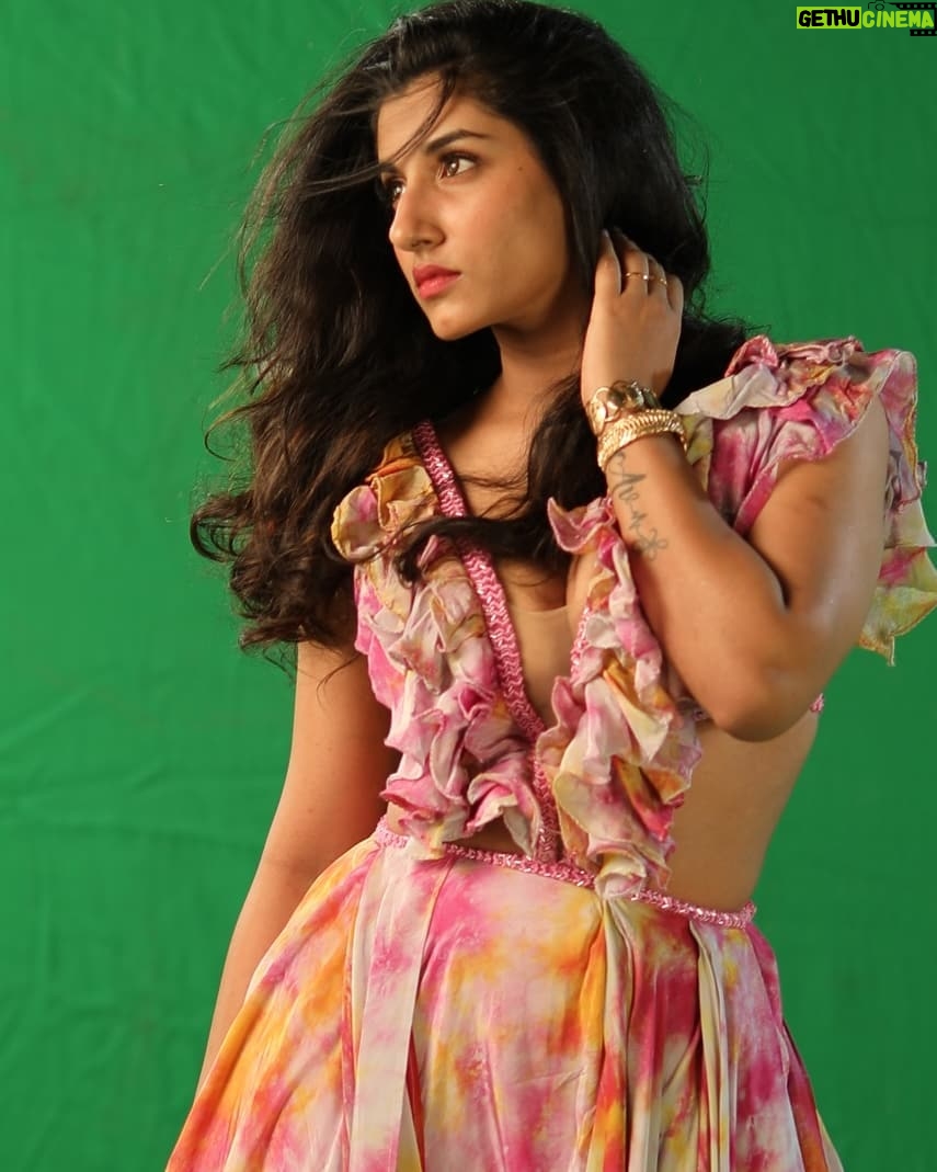Vishnupriyaa bhimeneni Instagram - All my favs unedited... RAW Candis of a video song... Thats very close to my heart..... ❤️ Video is not out so atleast the photos are 😬😬🥰🥰🥰.... Styling : @greeshma_krishna.k Photo : @photographyarvin M & H : @makeup_by_lavanya