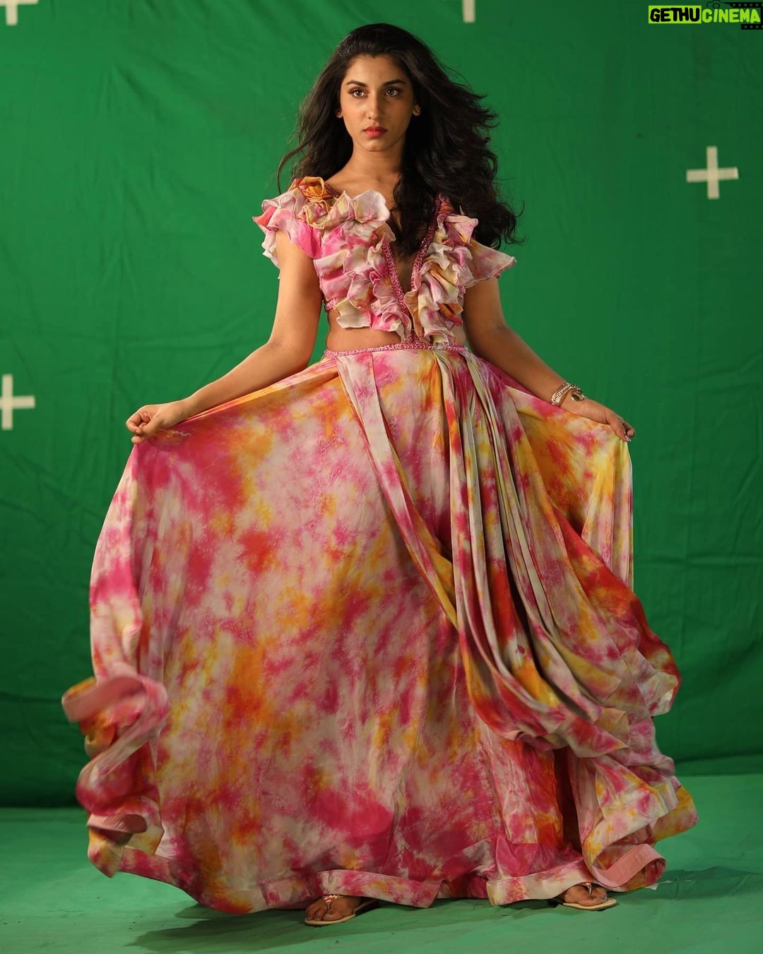 Vishnupriyaa bhimeneni Instagram - All my favs unedited... RAW Candis of a video song... Thats very close to my heart..... ❤️ Video is not out so atleast the photos are 😬😬🥰🥰🥰.... Styling : @greeshma_krishna.k Photo : @photographyarvin M & H : @makeup_by_lavanya