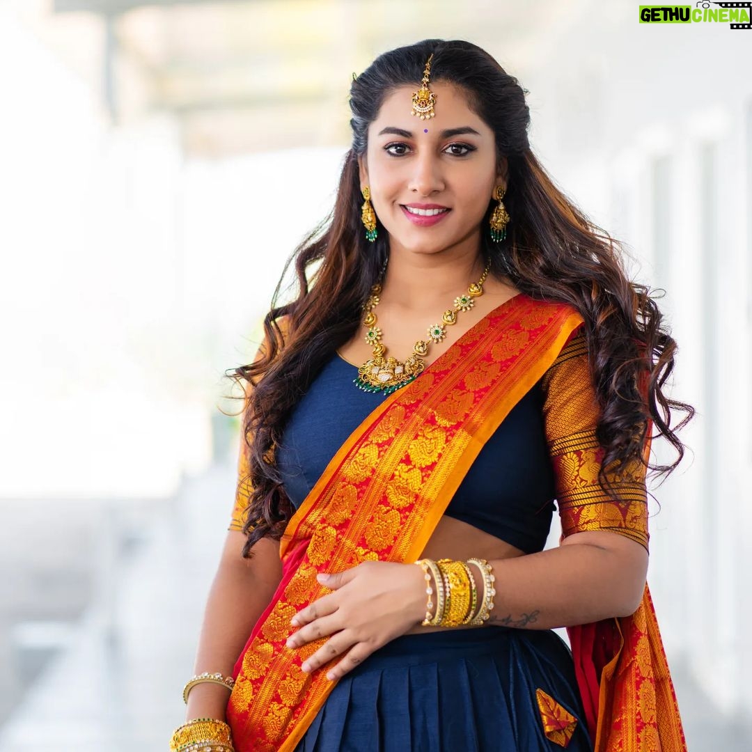 Vishnupriyaa bhimeneni Instagram - SARVEJANA SUKHINOBHAVANTHUU.. 🦋💙🎆💥🥰🧡🙏🙏 Styled by - @greeshma_krishna.k Outfit by - @mangai_collections Jwellery- @yuvi_collections 📸 @joy.photographyy #VISHNUPRIYABHIMENENI #festivalseason #pandagoenjaayii #blessings #lovetoall #Sankranthipandaga #coloursandlove❤