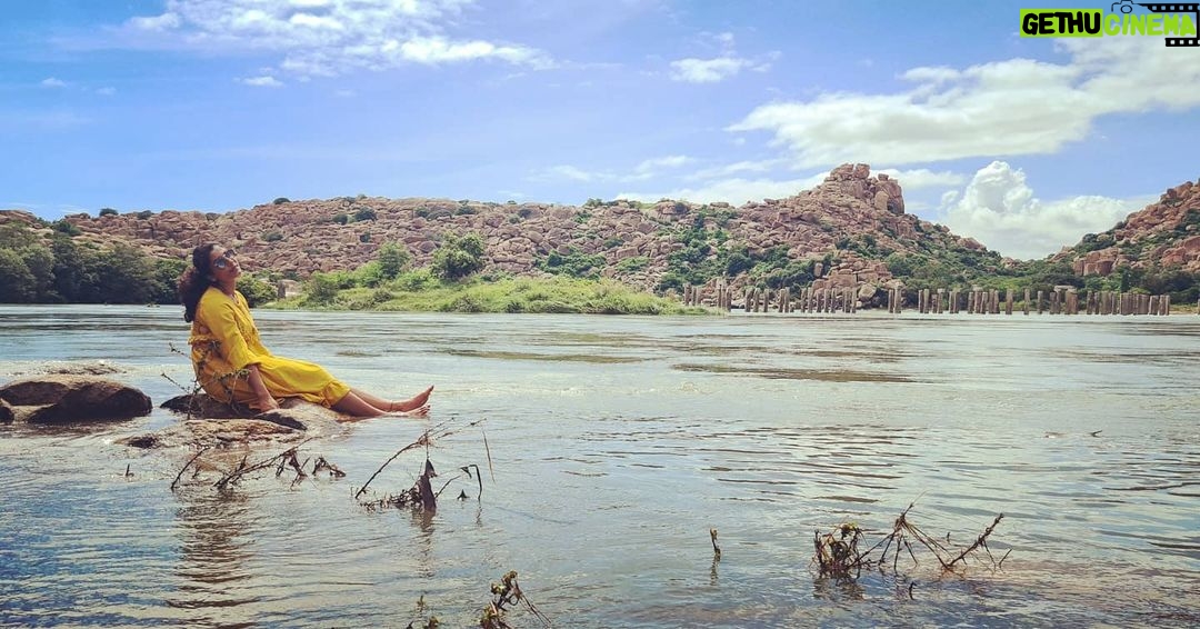 Vishnupriyaa bhimeneni Instagram - REFRESHED💙🌊🌊🌊 Tungabhadra 💗🌸🌸💚💚💚💚💚💜💜💜💖💖💖💖 #blessedwithamazingmothernaturearound💙 #TungabhadraRiver #Chillingontheriverbank #muchneededlovefromnatureafterlockdown #hampitourism #ancientindianhistory #rechargedforother1month #livinglife #everyminuteisinevitable💛💚 Tungabhadra River
