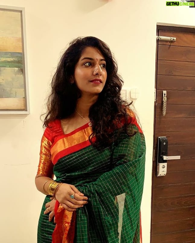 Vishnupriyaa bhimeneni Instagram - 19-08-20 πππππ This 6yards of love π given by @sreemukhi Thankyou friiimukhiiii it felt divine in it frust me ra ππππ And thainkyouuu for caiiiipturing the aimagessss ra π I looooouuubeeeee you πππππππ€π€π€π€π€ππππ #birthdayblessedday #bestbirthdayπ Ps : @firoz_design_studio thankyou for a overnight blouse ππ€π