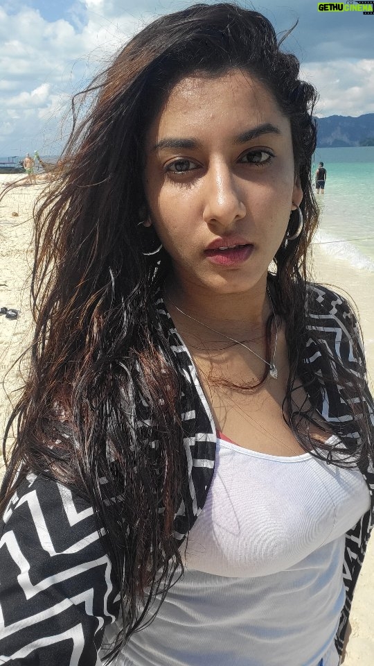 Vishnupriyaa bhimeneni Instagram - Truly ye zindagi kaaphi nahi hai Bonita.... To be enjoying heaven on earth π ππ #reels #VISHNUPRIYABHIMENENI #rithuchowdary #Holidays #Indonesia #Bluewater #mountains #sky #Heavenonearth