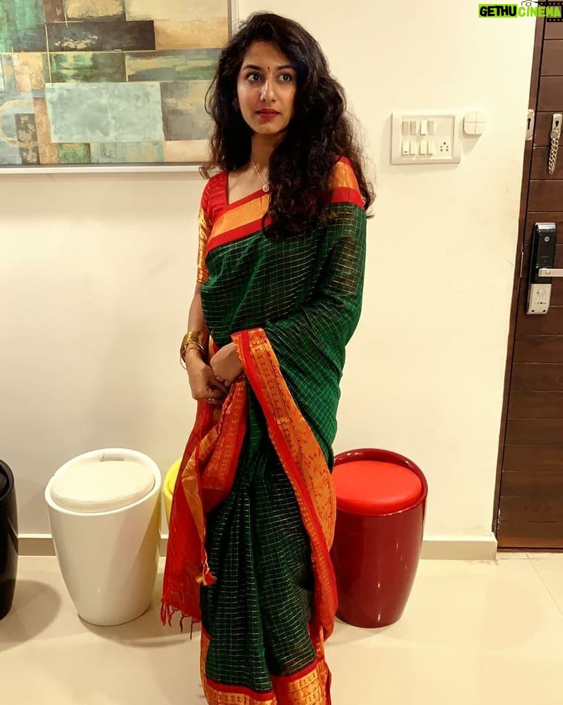 Vishnupriyaa bhimeneni Instagram - 19-08-20 πππππ This 6yards of love π given by @sreemukhi Thankyou friiimukhiiii it felt divine in it frust me ra ππππ And thainkyouuu for caiiiipturing the aimagessss ra π I looooouuubeeeee you πππππππ€π€π€π€π€ππππ #birthdayblessedday #bestbirthdayπ Ps : @firoz_design_studio thankyou for a overnight blouse ππ€π