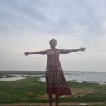 Vishnupriyaa bhimeneni Instagram - Nature's Stillness😍.... My madness 😍😝💜 💚💚🌱🍀🏝️🏝️ Birthday month 💜💗 #livinglife #lovelife #grateful #love #breezeinhair #breezetakingover #lifeisbeautiful💚💛💜 #everyminuteisinevitable💛💚