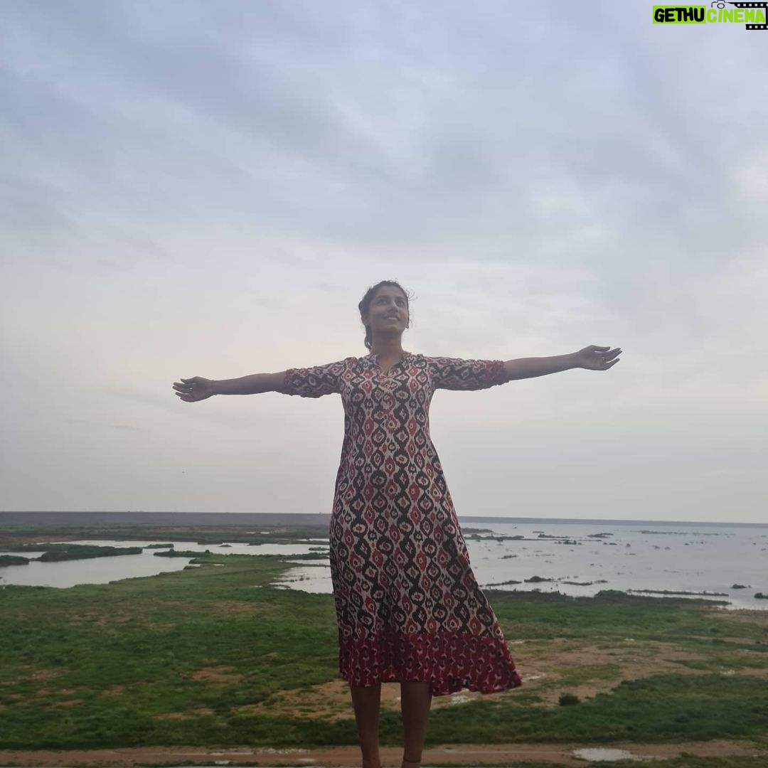 Vishnupriyaa bhimeneni Instagram - Nature's Stillness😍.... My madness 😍😝💜 💚💚🌱🍀🏝️🏝️ Birthday month 💜💗 #livinglife #lovelife #grateful #love #breezeinhair #breezetakingover #lifeisbeautiful💚💛💜 #everyminuteisinevitable💛💚