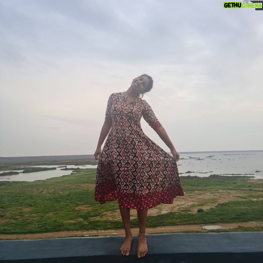 Vishnupriyaa bhimeneni Instagram - Nature's Stillness😍.... My madness 😍😝💜 💚💚🌱🍀🏝️🏝️ Birthday month 💜💗 #livinglife #lovelife #grateful #love #breezeinhair #breezetakingover #lifeisbeautiful💚💛💜 #everyminuteisinevitable💛💚