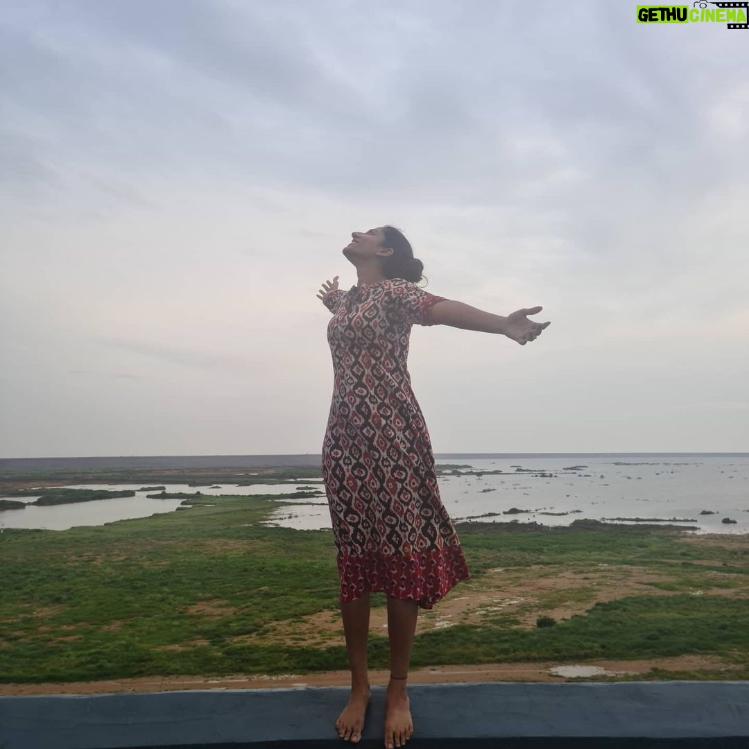 Vishnupriyaa bhimeneni Instagram - Nature's Stillness😍.... My madness 😍😝💜 💚💚🌱🍀🏝️🏝️ Birthday month 💜💗 #livinglife #lovelife #grateful #love #breezeinhair #breezetakingover #lifeisbeautiful💚💛💜 #everyminuteisinevitable💛💚