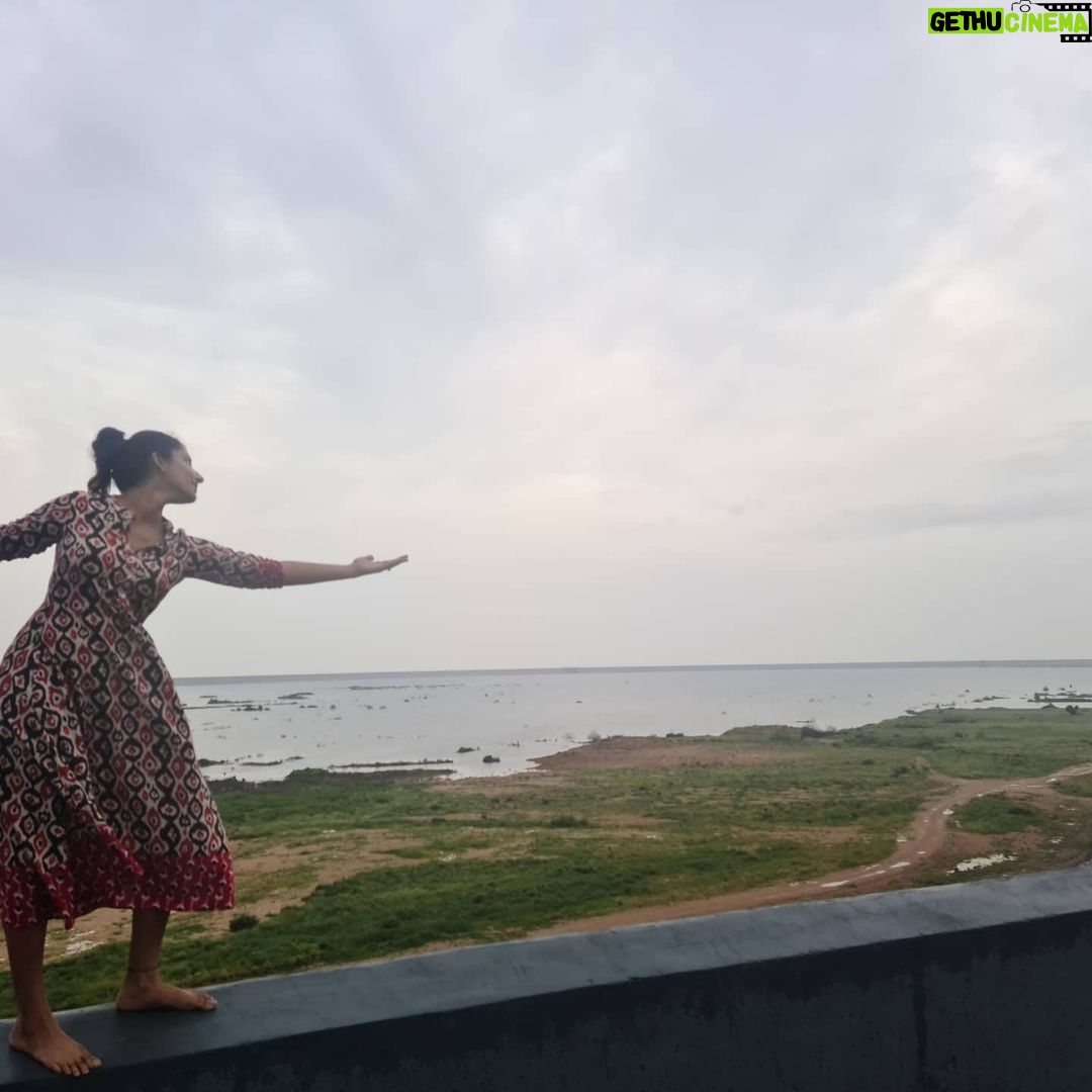 Vishnupriyaa bhimeneni Instagram - Nature's Stillness😍.... My madness 😍😝💜 💚💚🌱🍀🏝️🏝️ Birthday month 💜💗 #livinglife #lovelife #grateful #love #breezeinhair #breezetakingover #lifeisbeautiful💚💛💜 #everyminuteisinevitable💛💚