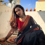 Vishnupriyaa bhimeneni Instagram - Me running to be in ur arms …… 🫶🫶🫶🌈🌈💥💥🌸🌸🥳🤩🦄🦄🔥❤️‍🔥❤️‍🔥 Styling : @priyareddy_baddigam Shot&edited :@sushmaa_gupta Saree :@maramsclothing_official Jewellery: @aditi_collection #vishnupriyaabhimeneni #telugu #old #reelsinstagram #trending #tollywood #teluguammayi #illayarajasongs #musicmaestro