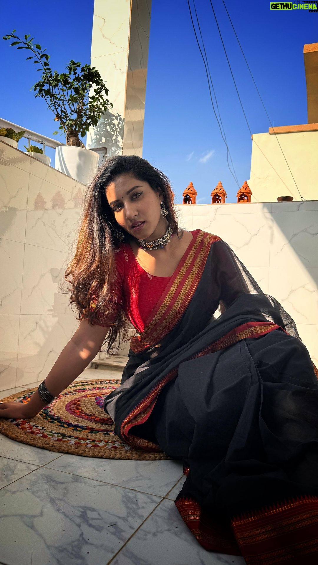 Vishnupriyaa bhimeneni Instagram - Me running to be in ur arms β¦β¦ π«Άπ«Άπ«Άπππ₯π₯πΈπΈπ₯³π€©π¦π¦π₯β€οΈβπ₯β€οΈβπ₯ Styling : @priyareddy_baddigam Shot&edited :@sushmaa_gupta Saree :@maramsclothing_official Jewellery: @aditi_collection #vishnupriyaabhimeneni #telugu #old #reelsinstagram #trending #tollywood #teluguammayi #illayarajasongs #musicmaestro