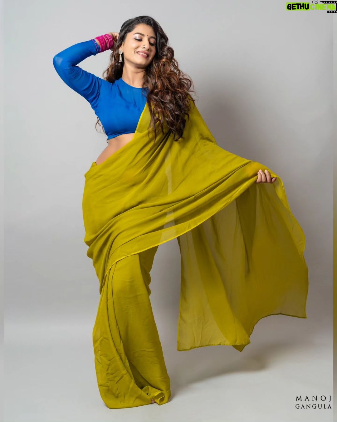 Vishnupriyaa bhimeneni Instagram - Embracing August โ๏ธ๐๐๐๐๐๐ Styling: @greeshma_krishna.k Saree : @swarna_reddys Earrings :@pretty.jewelbox ๐ท :@manoj_gangula Makeup:@makeupbysapna_k #vishnupriyabhimeneni #augustmemoriesโ๏ธโจ๐ #rockyaurranikipremkahani #grow๐ #grateful