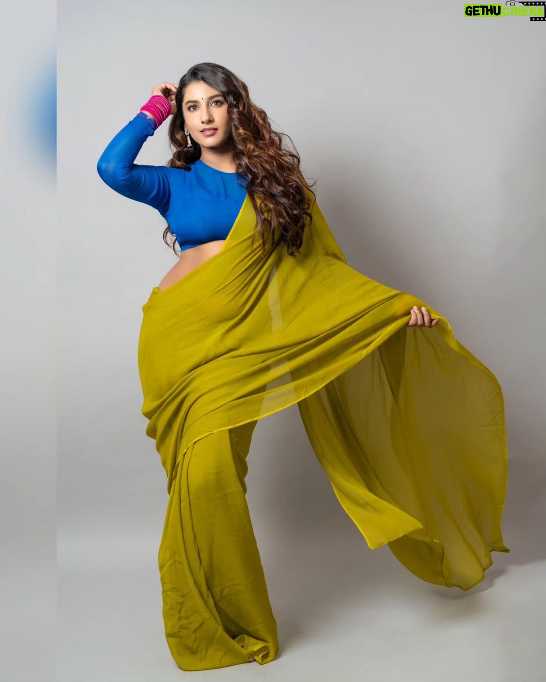 Vishnupriyaa bhimeneni Instagram - Embracing August โ๏ธ๐๐๐๐๐๐ Styling: @greeshma_krishna.k Saree : @swarna_reddys Earrings :@pretty.jewelbox ๐ท :@manoj_gangula Makeup:@makeupbysapna_k #vishnupriyabhimeneni #augustmemoriesโ๏ธโจ๐ #rockyaurranikipremkahani #grow๐ #grateful