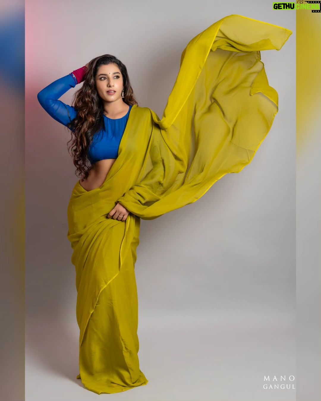 Vishnupriyaa bhimeneni Instagram - Embracing August โ๏ธ๐๐๐๐๐๐ Styling: @greeshma_krishna.k Saree : @swarna_reddys Earrings :@pretty.jewelbox ๐ท :@manoj_gangula Makeup:@makeupbysapna_k #vishnupriyabhimeneni #augustmemoriesโ๏ธโจ๐ #rockyaurranikipremkahani #grow๐ #grateful