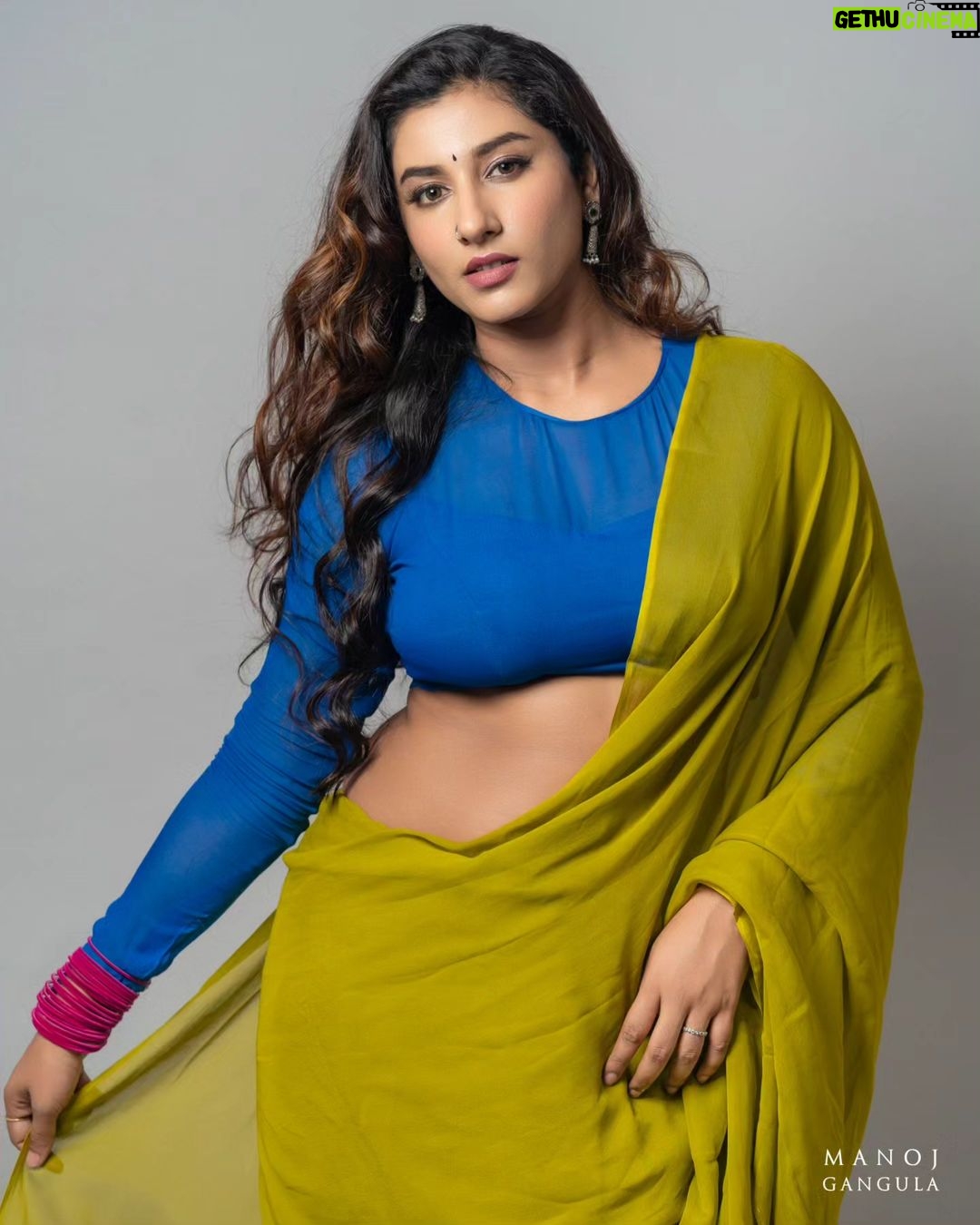 Vishnupriyaa bhimeneni Instagram - Embracing August โ๏ธ๐๐๐๐๐๐ Styling: @greeshma_krishna.k Saree : @swarna_reddys Earrings :@pretty.jewelbox ๐ท :@manoj_gangula Makeup:@makeupbysapna_k #vishnupriyabhimeneni #augustmemoriesโ๏ธโจ๐ #rockyaurranikipremkahani #grow๐ #grateful
