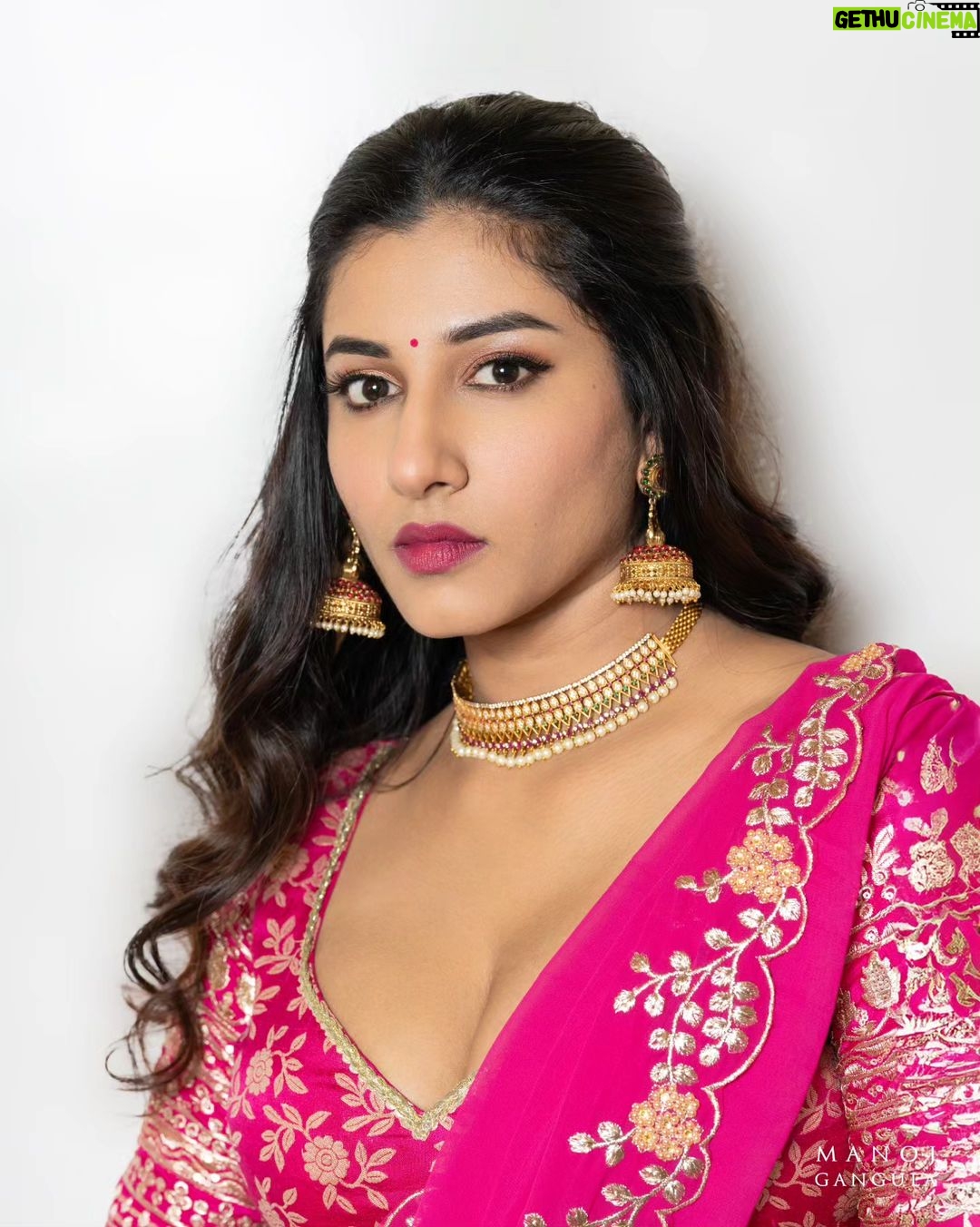 Vishnupriyaa bhimeneni Instagram - Born to love 💗💗💗 Outfit:@mounikas_couture Jwellery:@pretty.jewelbox 📷 :@manoj_gangula #vishnupriyaabhimeneni #diljitdosanjh #kinnikinni #starmaa #tollywood #telugucinema #styleinspiration #love