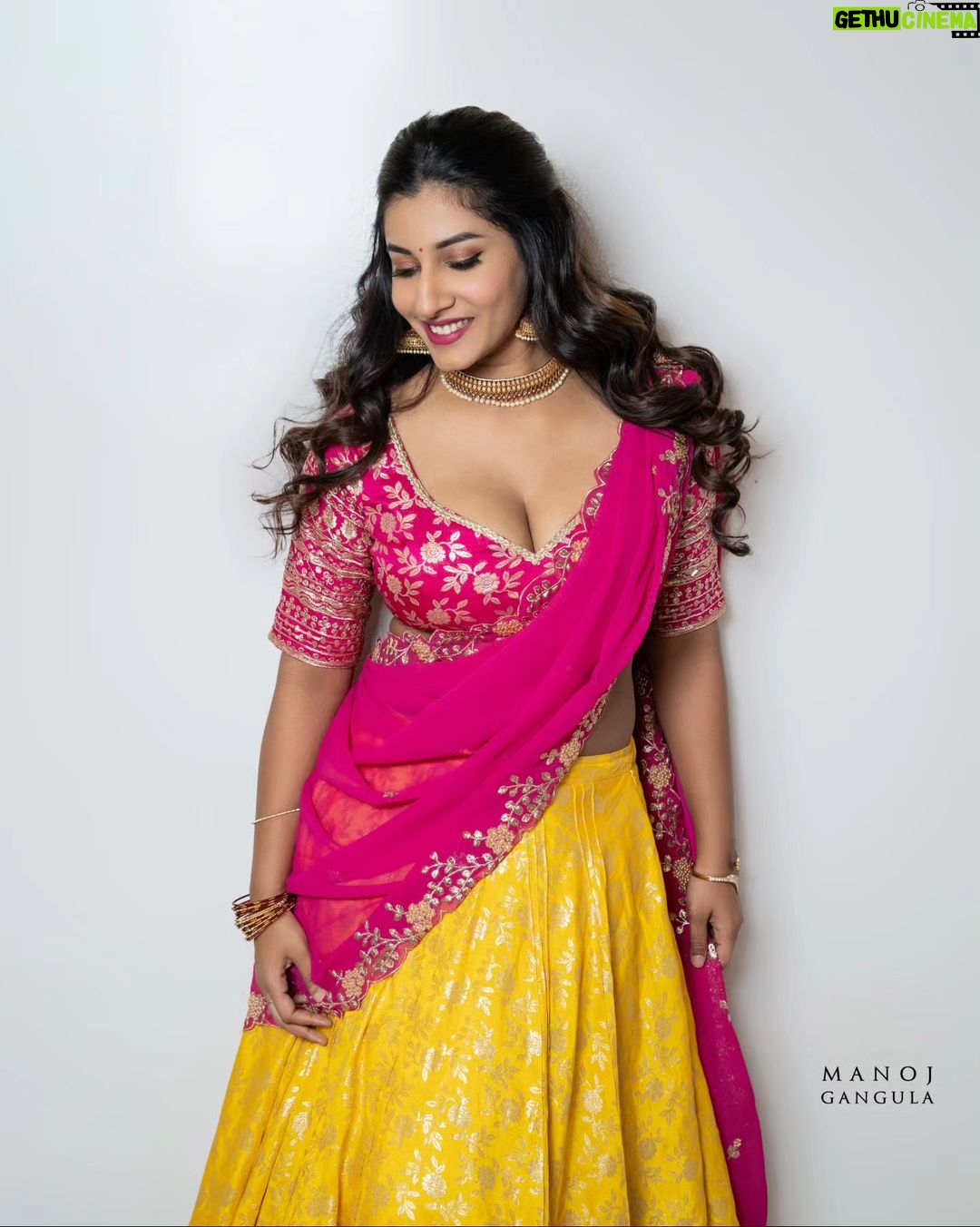 Vishnupriyaa bhimeneni Instagram - Born to love 💗💗💗 Outfit:@mounikas_couture Jwellery:@pretty.jewelbox 📷 :@manoj_gangula #vishnupriyaabhimeneni #diljitdosanjh #kinnikinni #starmaa #tollywood #telugucinema #styleinspiration #love