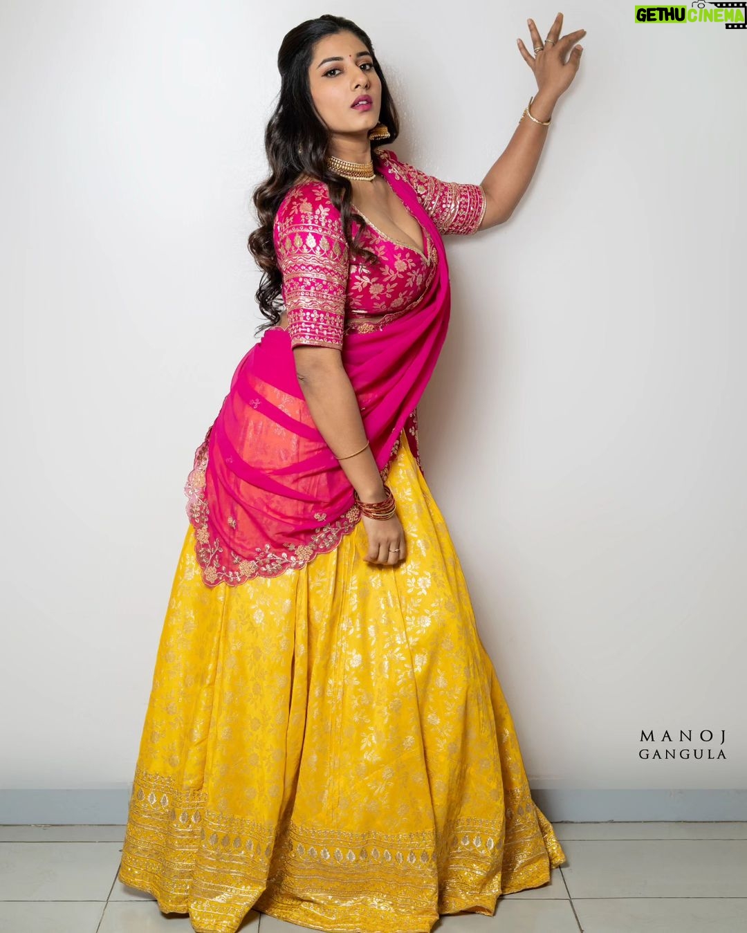 Vishnupriyaa bhimeneni Instagram - Born to love 💗💗💗 Outfit:@mounikas_couture Jwellery:@pretty.jewelbox 📷 :@manoj_gangula #vishnupriyaabhimeneni #diljitdosanjh #kinnikinni #starmaa #tollywood #telugucinema #styleinspiration #love