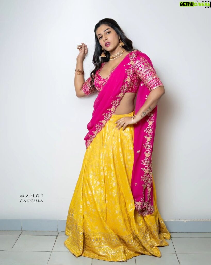 Vishnupriyaa bhimeneni Instagram - Kinni Soni ❤‍🔥❤‍🔥✨✨✨ 💛💛 Outfit :@mounikas_couture Jwellery :@pretty.jewelbox 📷 :@manoj_gangula #vishnupriyaabhimeneni #Maatv #aadhivaramwithstarmaaparivaram #sundaypost #gratitude #telugu #diljitdosanjh #latest #11-19-2023