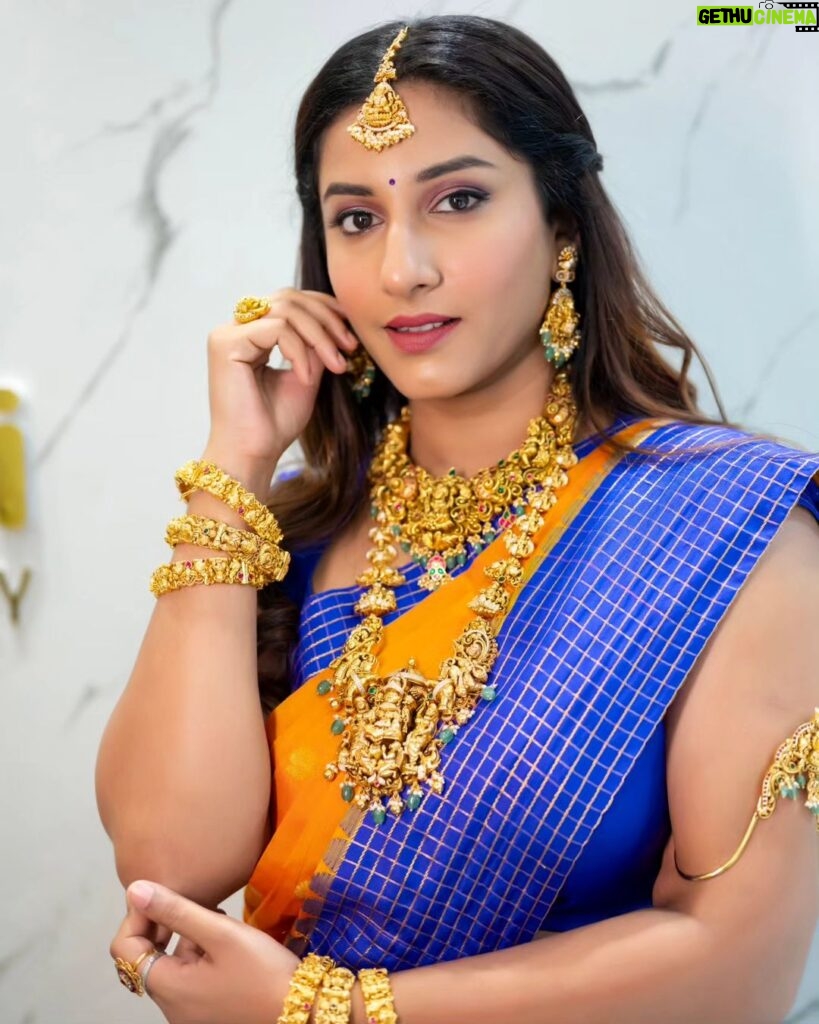 Vishnupriyaa bhimeneni Instagram - Gold wearing gold 😝🥰❤‍🔥❤‍🔥❤‍🔥🧡🧡 Saree :@maramsclothing_official Jwellery: @emmadi_silver_jewellery Styling:@priyareddy_baddigam 📷:@studios19_lsp #vishnupriyaabhimeneni #trending1 #instagood #etv #jwellerycollection #fashion #tollywood #thursday #love