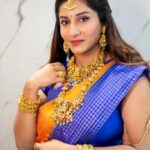 Vishnupriyaa bhimeneni Instagram - Gold wearing gold 😝🥰❤️‍🔥❤️‍🔥❤️‍🔥🧡🧡 Saree :@maramsclothing_official Jwellery: @emmadi_silver_jewellery Styling:@priyareddy_baddigam 📷:@studios19_lsp #vishnupriyaabhimeneni #trending1 #instagood #etv #jwellerycollection #fashion #tollywood #thursday #love