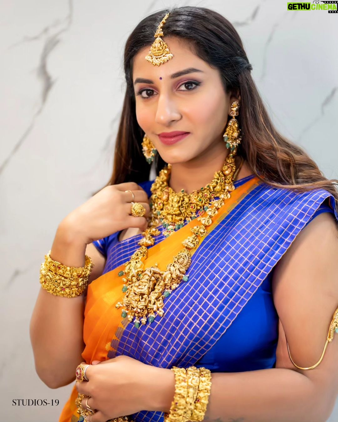 Vishnupriyaa bhimeneni Instagram - Gold wearing gold ๐๐ฅฐโค๏ธโ๐ฅโค๏ธโ๐ฅโค๏ธโ๐ฅ๐งก๐งก Saree :@maramsclothing_official Jwellery: @emmadi_silver_jewellery Styling:@priyareddy_baddigam ๐ท:@studios19_lsp #vishnupriyaabhimeneni #trending1 #instagood #etv #jwellerycollection #fashion #tollywood #thursday #love