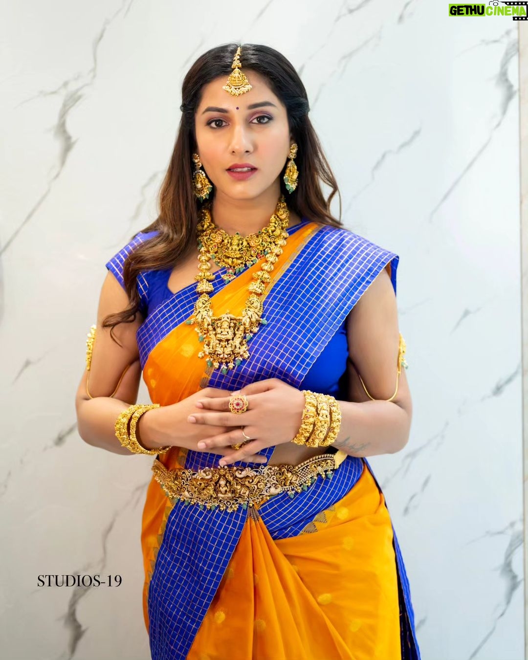 Vishnupriyaa bhimeneni Instagram - Gold wearing gold ๐๐ฅฐโค๏ธโ๐ฅโค๏ธโ๐ฅโค๏ธโ๐ฅ๐งก๐งก Saree :@maramsclothing_official Jwellery: @emmadi_silver_jewellery Styling:@priyareddy_baddigam ๐ท:@studios19_lsp #vishnupriyaabhimeneni #trending1 #instagood #etv #jwellerycollection #fashion #tollywood #thursday #love