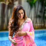 Vishnupriyaa bhimeneni Instagram - Duniya Kehti Ishq Bhul Hai Befizool Hai Hamko To Dil Se Kabool Hai Oh Ho Ho Tujhme Dikhta Rab Ka Noor Hai Ek Suroor Hai Tu Hai Apna Ye Guroor Hai Oh Ho Ho 😍😍😍 Saree :@maramsclothing_official Earrings:@aditi_collection Hair: @dkalyani73 📷: @studios19_lsp #vishnupriyaabhimeneni #atlataddi #Tuesdaypost #lovenmagic #teluguactress #tollywood #jawan