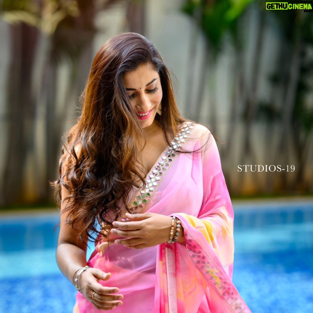 Vishnupriyaa bhimeneni Instagram - Duniya Kehti Ishq Bhul Hai Befizool Hai Hamko To Dil Se Kabool Hai Oh Ho Ho Tujhme Dikhta Rab Ka Noor Hai Ek Suroor Hai Tu Hai Apna Ye Guroor Hai Oh Ho Ho πππ Saree :@maramsclothing_official Earrings:@aditi_collection Hair: @dkalyani73 π·: @studios19_lsp #vishnupriyaabhimeneni #atlataddi #Tuesdaypost #lovenmagic #teluguactress #tollywood #jawan