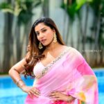 Vishnupriyaa bhimeneni Instagram - Duniya Kehti Ishq Bhul Hai Befizool Hai Hamko To Dil Se Kabool Hai Oh Ho Ho Tujhme Dikhta Rab Ka Noor Hai Ek Suroor Hai Tu Hai Apna Ye Guroor Hai Oh Ho Ho 😍😍😍 Saree :@maramsclothing_official Earrings:@aditi_collection Hair: @dkalyani73 📷: @studios19_lsp #vishnupriyaabhimeneni #atlataddi #Tuesdaypost #lovenmagic #teluguactress #tollywood #jawan