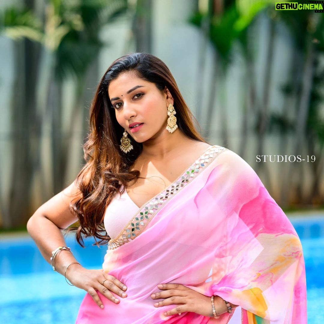 Vishnupriyaa bhimeneni Instagram - Duniya Kehti Ishq Bhul Hai Befizool Hai Hamko To Dil Se Kabool Hai Oh Ho Ho Tujhme Dikhta Rab Ka Noor Hai Ek Suroor Hai Tu Hai Apna Ye Guroor Hai Oh Ho Ho πππ Saree :@maramsclothing_official Earrings:@aditi_collection Hair: @dkalyani73 π·: @studios19_lsp #vishnupriyaabhimeneni #atlataddi #Tuesdaypost #lovenmagic #teluguactress #tollywood #jawan