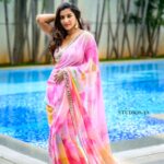 Vishnupriyaa bhimeneni Instagram - Duniya Kehti Ishq Bhul Hai Befizool Hai Hamko To Dil Se Kabool Hai Oh Ho Ho Tujhme Dikhta Rab Ka Noor Hai Ek Suroor Hai Tu Hai Apna Ye Guroor Hai Oh Ho Ho 😍😍😍 Saree :@maramsclothing_official Earrings:@aditi_collection Hair: @dkalyani73 📷: @studios19_lsp #vishnupriyaabhimeneni #atlataddi #Tuesdaypost #lovenmagic #teluguactress #tollywood #jawan