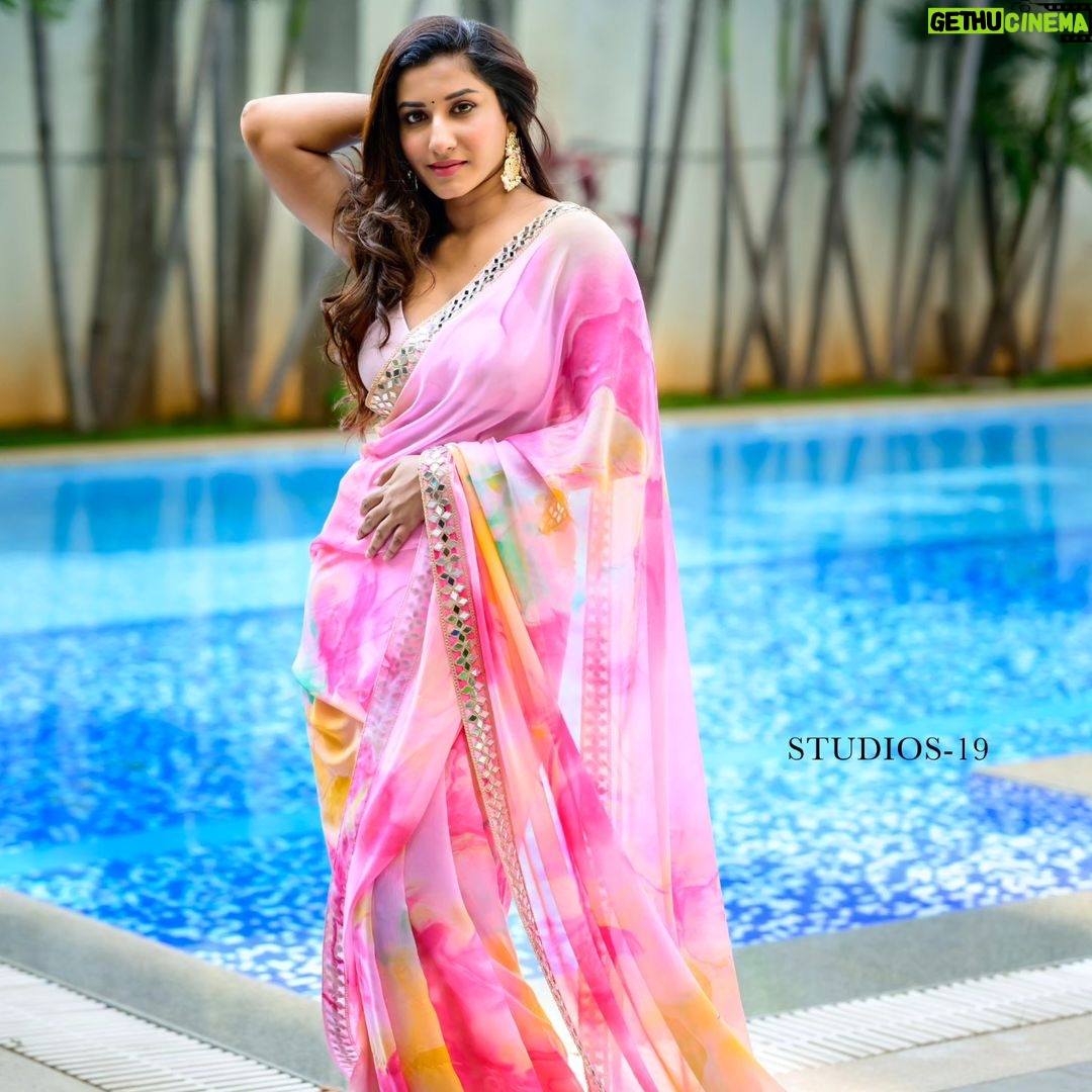 Vishnupriyaa bhimeneni Instagram - Duniya Kehti Ishq Bhul Hai Befizool Hai Hamko To Dil Se Kabool Hai Oh Ho Ho Tujhme Dikhta Rab Ka Noor Hai Ek Suroor Hai Tu Hai Apna Ye Guroor Hai Oh Ho Ho πππ Saree :@maramsclothing_official Earrings:@aditi_collection Hair: @dkalyani73 π·: @studios19_lsp #vishnupriyaabhimeneni #atlataddi #Tuesdaypost #lovenmagic #teluguactress #tollywood #jawan