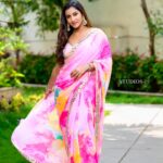 Vishnupriyaa bhimeneni Instagram - Duniya Kehti Ishq Bhul Hai Befizool Hai Hamko To Dil Se Kabool Hai Oh Ho Ho Tujhme Dikhta Rab Ka Noor Hai Ek Suroor Hai Tu Hai Apna Ye Guroor Hai Oh Ho Ho 😍😍😍 Saree :@maramsclothing_official Earrings:@aditi_collection Hair: @dkalyani73 📷: @studios19_lsp #vishnupriyaabhimeneni #atlataddi #Tuesdaypost #lovenmagic #teluguactress #tollywood #jawan