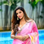 Vishnupriyaa bhimeneni Instagram - Duniya Kehti Ishq Bhul Hai Befizool Hai Hamko To Dil Se Kabool Hai Oh Ho Ho Tujhme Dikhta Rab Ka Noor Hai Ek Suroor Hai Tu Hai Apna Ye Guroor Hai Oh Ho Ho 😍😍😍 Saree :@maramsclothing_official Earrings:@aditi_collection Hair: @dkalyani73 📷: @studios19_lsp #vishnupriyaabhimeneni #atlataddi #Tuesdaypost #lovenmagic #teluguactress #tollywood #jawan