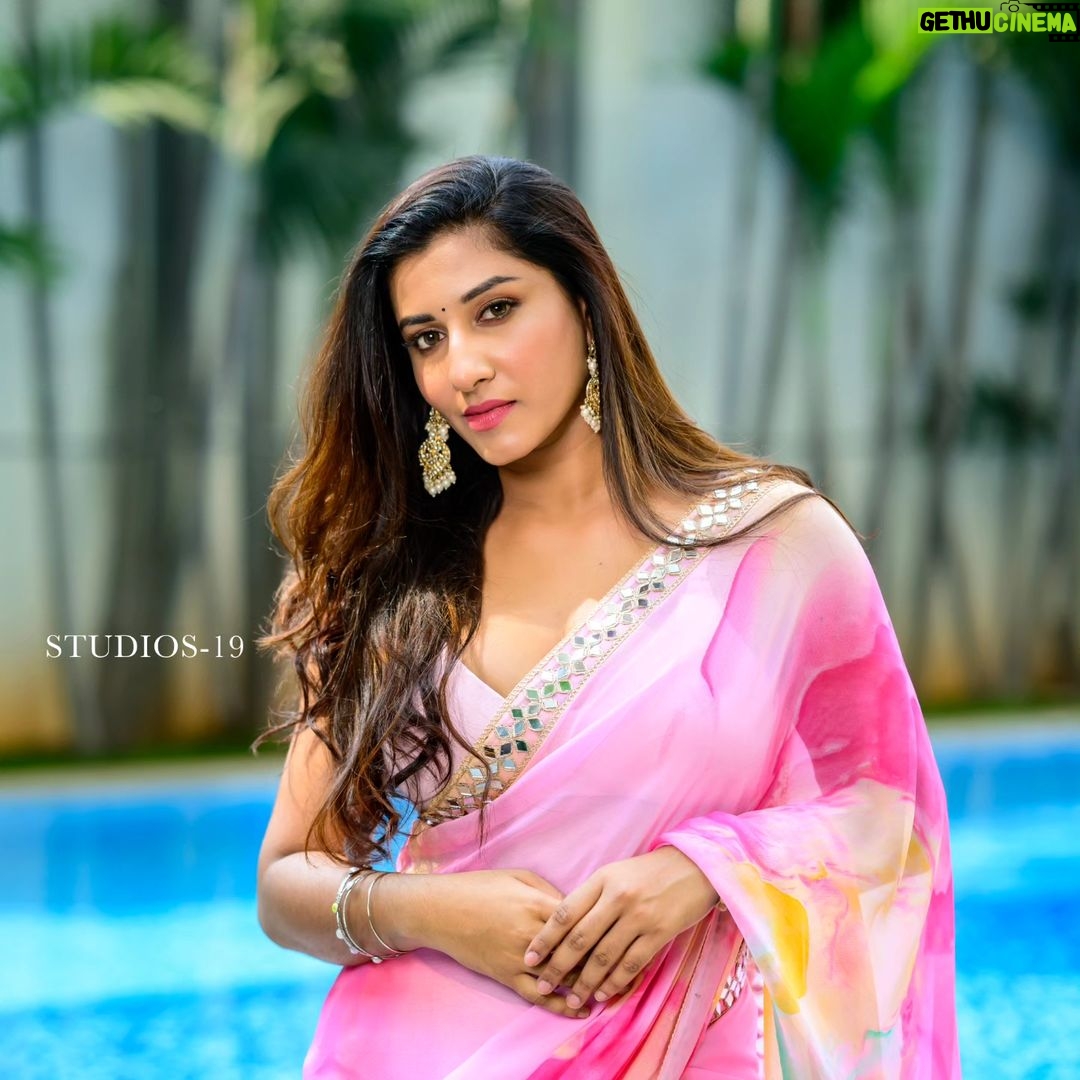 Vishnupriyaa bhimeneni Instagram - Duniya Kehti Ishq Bhul Hai Befizool Hai Hamko To Dil Se Kabool Hai Oh Ho Ho Tujhme Dikhta Rab Ka Noor Hai Ek Suroor Hai Tu Hai Apna Ye Guroor Hai Oh Ho Ho πππ Saree :@maramsclothing_official Earrings:@aditi_collection Hair: @dkalyani73 π·: @studios19_lsp #vishnupriyaabhimeneni #atlataddi #Tuesdaypost #lovenmagic #teluguactress #tollywood #jawan
