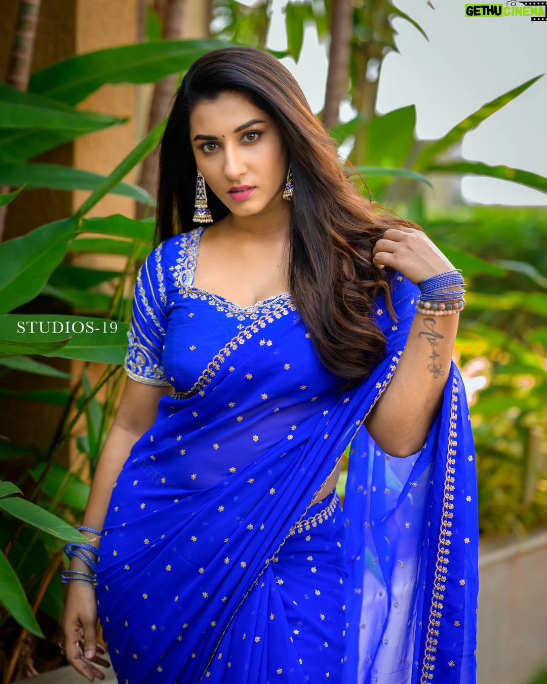 Vishnupriyaa bhimeneni Instagram - πππππ Saree : @maramsclothing_official π· : @studios19_lsp Hair :@dkalyani73 #vishnupriyaabhimeneni #festivecollection #festivevibes #lovenmagic #teluguactress #telugumovies #dussera #devi