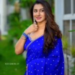 Vishnupriyaa bhimeneni Instagram - 💙💙💙💙💙 Saree : @maramsclothing_official 📷 : @studios19_lsp Hair :@dkalyani73 #vishnupriyaabhimeneni #festivecollection #festivevibes #lovenmagic #teluguactress #telugumovies #dussera #devi