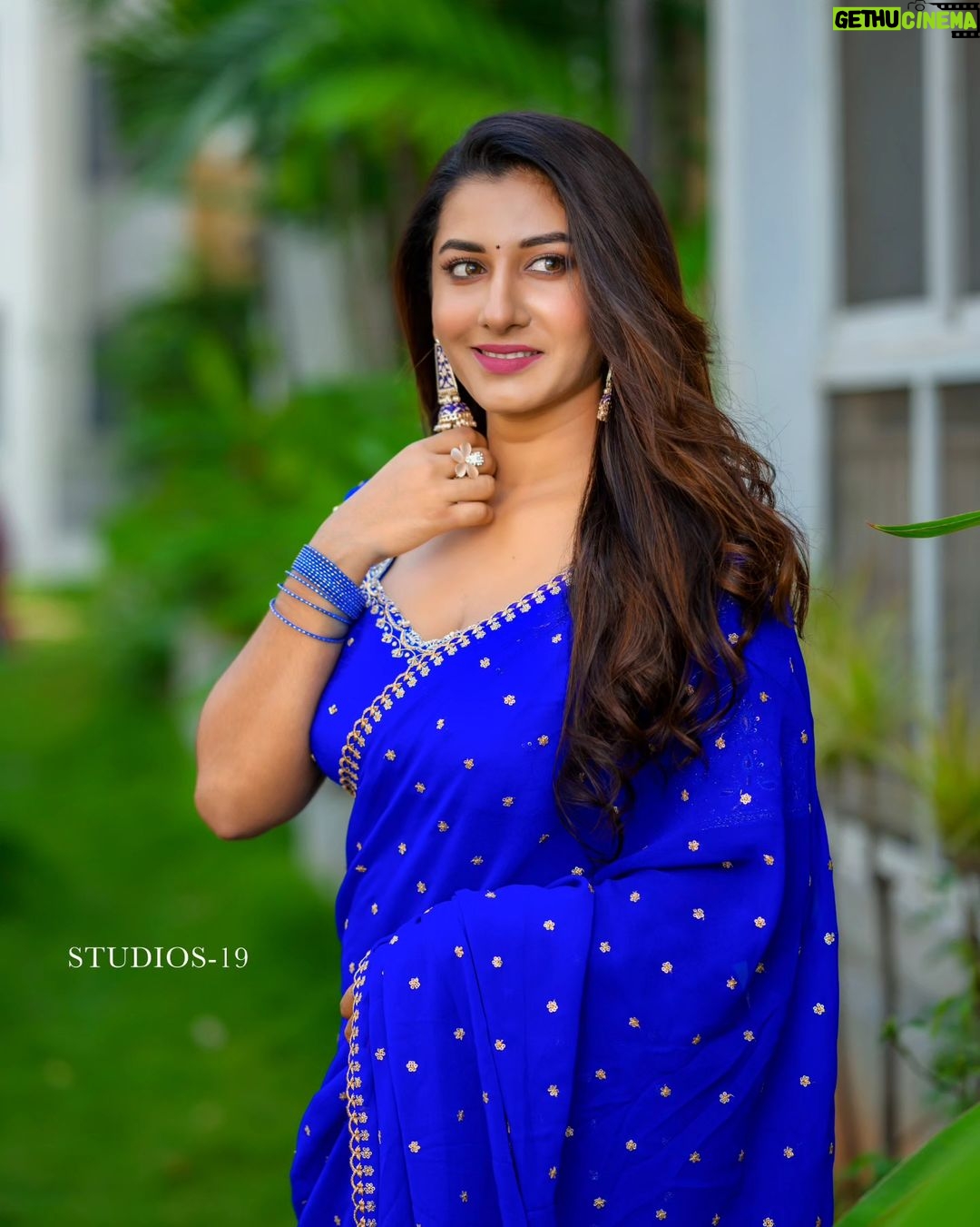 Vishnupriyaa bhimeneni Instagram - πππππ Saree : @maramsclothing_official π· : @studios19_lsp Hair :@dkalyani73 #vishnupriyaabhimeneni #festivecollection #festivevibes #lovenmagic #teluguactress #telugumovies #dussera #devi