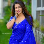 Vishnupriyaa bhimeneni Instagram - 💙💙💙💙💙 Saree : @maramsclothing_official 📷 : @studios19_lsp Hair :@dkalyani73 #vishnupriyaabhimeneni #festivecollection #festivevibes #lovenmagic #teluguactress #telugumovies #dussera #devi