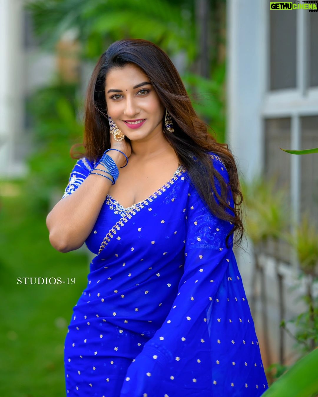 Vishnupriyaa bhimeneni Instagram - πππππ Saree : @maramsclothing_official π· : @studios19_lsp Hair :@dkalyani73 #vishnupriyaabhimeneni #festivecollection #festivevibes #lovenmagic #teluguactress #telugumovies #dussera #devi