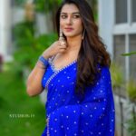 Vishnupriyaa bhimeneni Instagram - 💙💙💙💙💙 Saree : @maramsclothing_official 📷 : @studios19_lsp Hair :@dkalyani73 #vishnupriyaabhimeneni #festivecollection #festivevibes #lovenmagic #teluguactress #telugumovies #dussera #devi