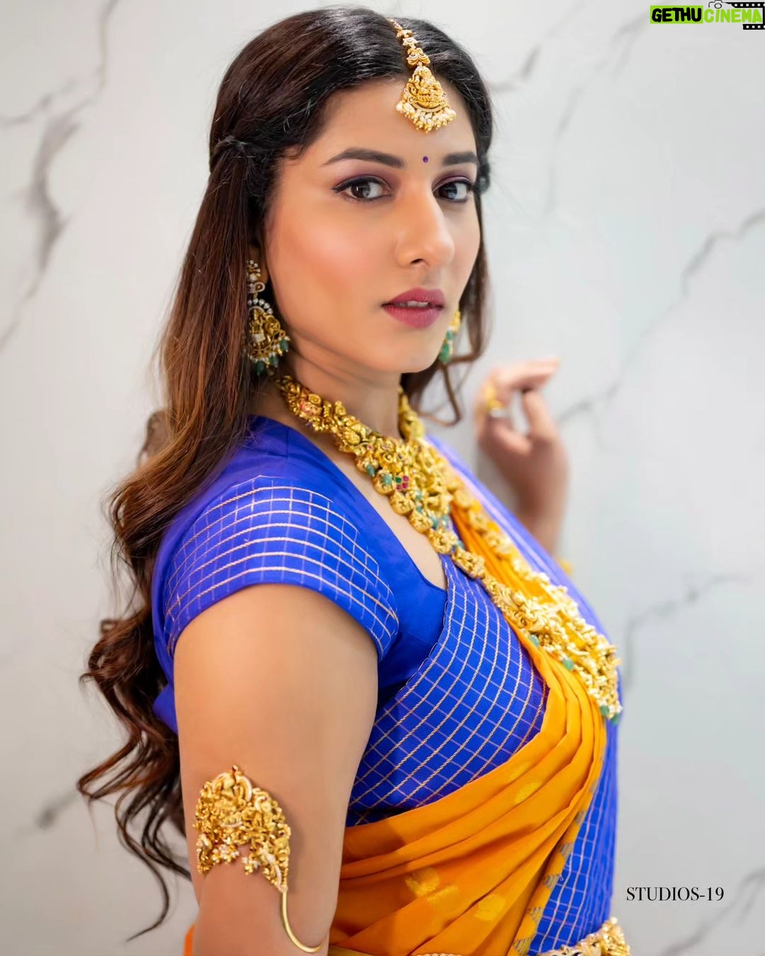 Vishnupriyaa bhimeneni Instagram - Gold wearing gold ๐๐ฅฐโค๏ธโ๐ฅโค๏ธโ๐ฅโค๏ธโ๐ฅ๐งก๐งก Saree :@maramsclothing_official Jwellery: @emmadi_silver_jewellery Styling:@priyareddy_baddigam ๐ท:@studios19_lsp #vishnupriyaabhimeneni #trending1 #instagood #etv #jwellerycollection #fashion #tollywood #thursday #love