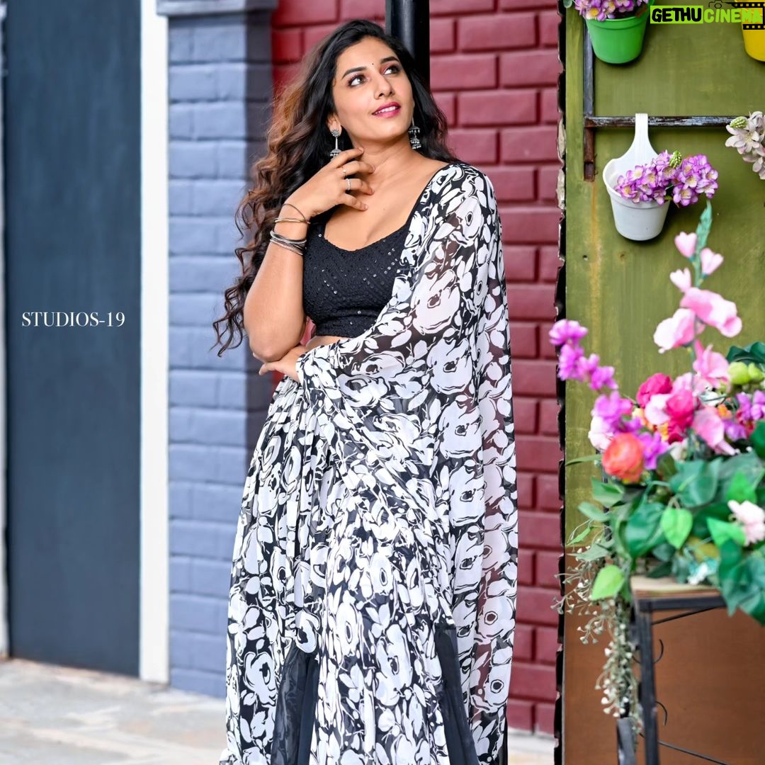 Vishnupriyaa bhimeneni Instagram - Holaaa .... Happy sunday π«ΆππβοΈπ§‘π My most favourite day π₯°π π : @sujisrin.collection Hair :@dkalyani73 π· :@studios19_lsp π: @passionate_studios #vishnupriyabhimeneni #sundayfunday #mood #inlove #greatefulforthelove #radhakrishnaatheart #19 #happysunday