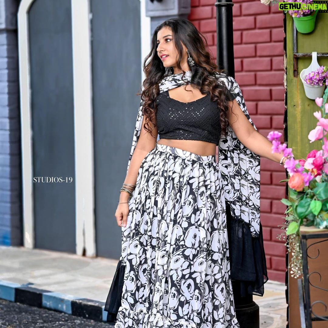 Vishnupriyaa bhimeneni Instagram - Holaaa .... Happy sunday π«ΆππβοΈπ§‘π My most favourite day π₯°π π : @sujisrin.collection Hair :@dkalyani73 π· :@studios19_lsp π: @passionate_studios #vishnupriyabhimeneni #sundayfunday #mood #inlove #greatefulforthelove #radhakrishnaatheart #19 #happysunday