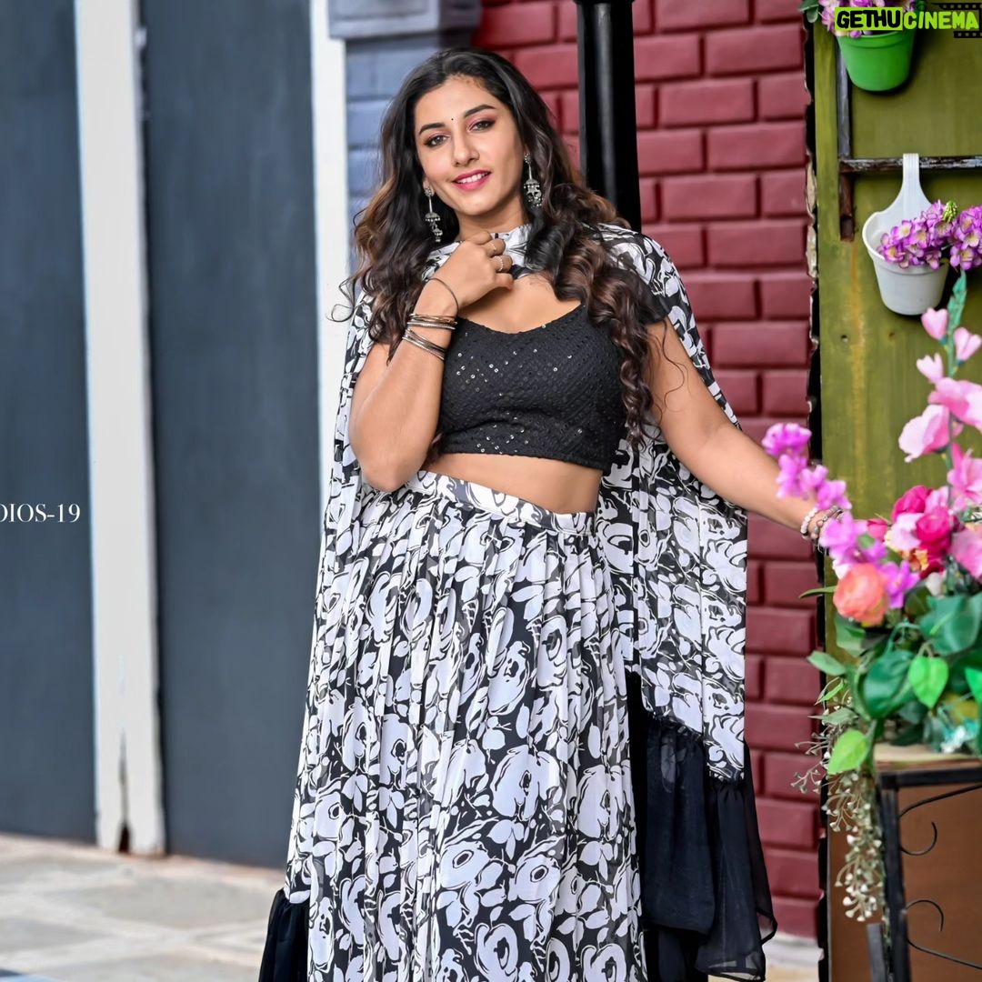Vishnupriyaa bhimeneni Instagram - Holaaa .... Happy sunday π«ΆππβοΈπ§‘π My most favourite day π₯°π π : @sujisrin.collection Hair :@dkalyani73 π· :@studios19_lsp π: @passionate_studios #vishnupriyabhimeneni #sundayfunday #mood #inlove #greatefulforthelove #radhakrishnaatheart #19 #happysunday